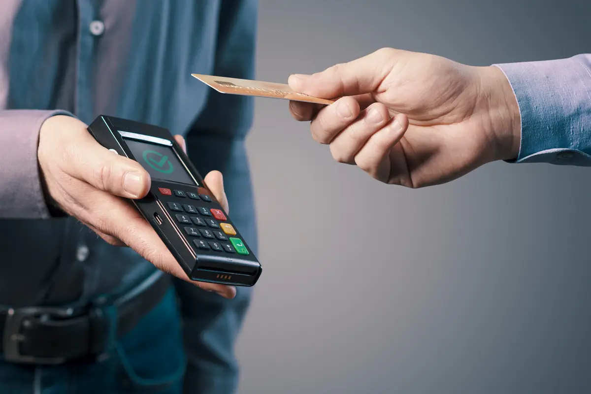 Texas impound fees: customer paying by card at a terminal Customer paying by card at a terminal, settling Texas impound fees